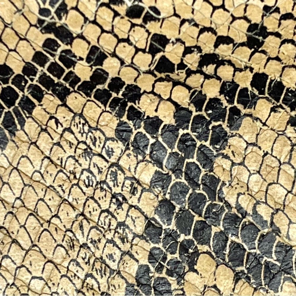 Leather snake skin wallet has cash pockets so that you can stick to your budget - Picture 10 of 14